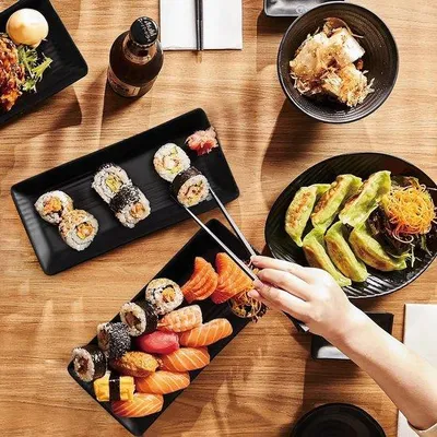 Produktbild von Famanu Sushi Set - 12-teilig mit Essstäbchen und Haltern