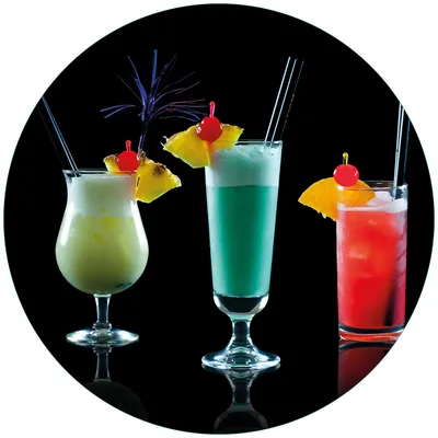 Produktbild von Wallario Premium Glasbild, freischwebende Optik, kräftige Farben, rund 50cm Durchmesser, Motiv Bunte Cocktails vor schwarzem Hintergrund