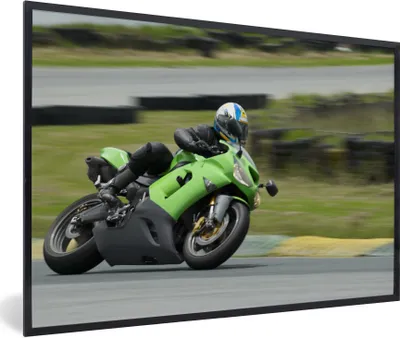 Produktbild von MuchoWow® Gerahmtes Poster Ein Rennmotorrad, das in einer Ecke sitzt 90x60 cm - Poster mit Schwarzem Bilderrahmen Wandposter Rahmen Foto Bilder - Fotorahmen - Foto-Plakat