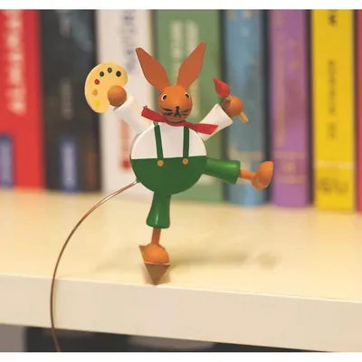 Produktbild von Pendelfigur Osterhase »Eiermaler«.