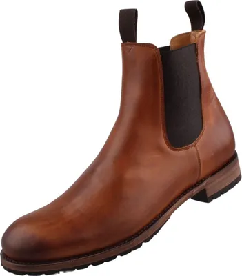 Das Bild zeigt einen braunen Stiefel der von der Seite betrachtet wird. Der Stiefel hat ein leicht gefüttertes Design und eine markante Schnürung.