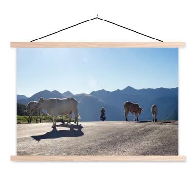 Produktbild von MuchoWow® Textilposter Schottische Highlander - Licht - Berge - Natur 60x40 cm mit holzfarbenen Rahmen - Bilder