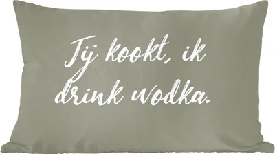 Produktbild von MuchoWow® Zierkissen Sofakissen Wohnzimmer Dekokissen 50x30 cm Sprichwörter - Zitate - Du kochst, ich trinke Wodka - Trinken - Kochen - Wohnzimmerdekoration - Polster mit Photo