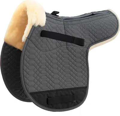 Produktbild von Engel Reitsport Satteldecke SADEK1AP Lammfell & Baumwollsteppstoff, Fell in Sattellage, Fellkranz vorne, Korrektur Aufpolstertaschen außen Grau/Med. VSS (Vielseitigkeit/Springen)