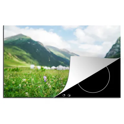 Obrázek produktu pro Kryt na sporák MuchoWow® - ochrana proti indukci - 81x52cm Fialové květy v kyrgyzské přírodě - Vinylový kryt sporáku - Zvětšuje pracovní plochu - Kryt