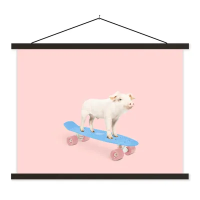 Produktbild von MuchoWow® Textilposter Schwein - Rosa - Skateboard - Blau - Tiere 120x90 cm mit schwarzem Rahmen - Aufhänger für Poster