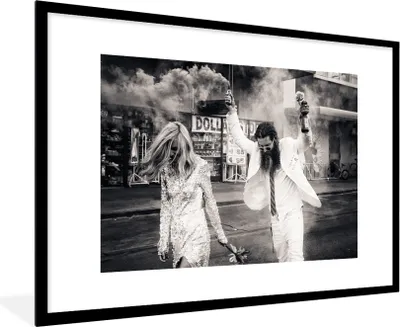 Produktbild von MuchoWow® Gerahmtes Poster Las Vegas - Party - Ehepaar - Schwarz und weiß 90x60 cm - Poster mit Schwarzem Bilderrahmen Wandposter Rahmen Foto Bilder - Wanddekoration - Fotos