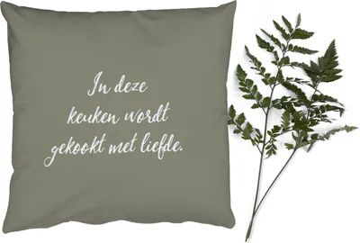 Produktbild von MuchoWow® Zierkissen Sofakissen Wohnzimmer Dekokissen 45x45 cm Sprichwörter - In dieser Küche wird mit Liebe gekocht - Zitate - Liebe - Schlafpolster - Polster für das Sofa