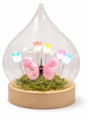 Produktbild von Kremers Schatzkiste LED Deko Tropfen Bunt Blumen Schmetterling Glaskugel mit Holzsockel & Timer 17cm - batteriebetriebene Frühlingsdeko für Tisch, Fen