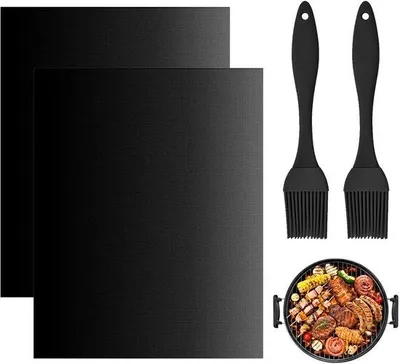 Produktbild von Famanu Grillmat Hochtemperaturbeständig - Schwarze Grillmatte mit 2 Silikonbürsten
