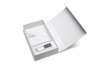 Obrázok produktu pre Sada: USB KRYSTAL strieborný 2.0 8GB, kombinácia sklo a kov, LED podsvietenie + biela krabička fotoalbum s magnetom