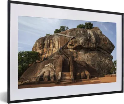 Produktbild von MuchoWow® MuchoWow® Gerahmtes Poster Die Löwentreppe auf dem Sigiriya-Felsen oder dem Löwenfelsen 60x40 cm - Poster mit zchwarzem Bilderrahmen - Schlafzimmer - Plakat in Rahmen - Drucken