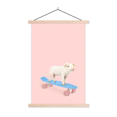Produktbild von MuchoWow® Textilposter Schwein - Rosa - Skateboard - Blau - Tiere 40x60 cm mit holzfarbenen Rahmen - Poster