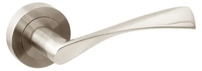 Immagine prodotto di Set di maniglie per porte interne Emuca Twist, con rosetta Ø 50 mm, alluminio, nichel satinato