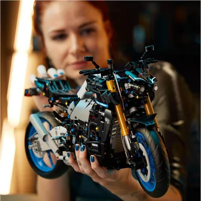 Produktbild von LEGO 42159 Technic Yamaha MT-10 SP Motorrad-Modellbausatz für Erwachsene, authentisches Fahrzeug-Modell mit 4-Zylinder-Motor, funktionsfähiger Lenkung und AR-App, Geschenk für Männer und Frauen