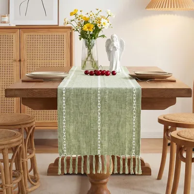 Produktbild von Boho Tischläufer in Salbeigrün im Landhausstil mit Quasten, waschbar, 33x183 cm