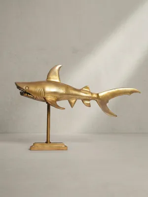 Produktbild von Dekofigur Hai Aluminium Gold Maritim 70 cm mit Sockel, Design Metall Deko Alu Modern, Tischdeko Wohndeko Aluminiumdekoration, Dekoration Wohnaccessoire