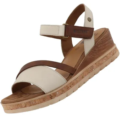 Das Bild zeigt eine beige Sandale die aus einer seitlichen Perspektive abgebildet ist. Die Sandale hat ein schlichtes Design und zeigt eine offene Zehenpartie sowie einen verstellbaren Riemen.