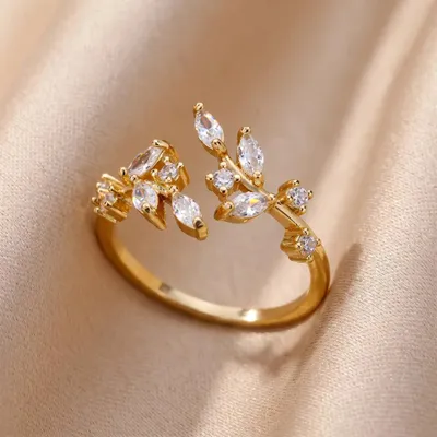 Produktbild von Lundholm Sanna Ring Damen Vergoldet – Verstellbar mit Blatt Design und Zirkonia – Premium Edelstahl Gold PVD – One Size – Hypoallergen