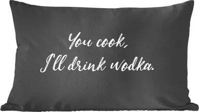 Produktbild von MuchoWow® Zierkissen Sofakissen Wohnzimmer Dekokissen 50x30 cm Zitate - Trinken - Sprichwörter - Du kochst, ich trinke Wodka - Alkohol - Wohnzimmerdekoration - Polster mit Photo