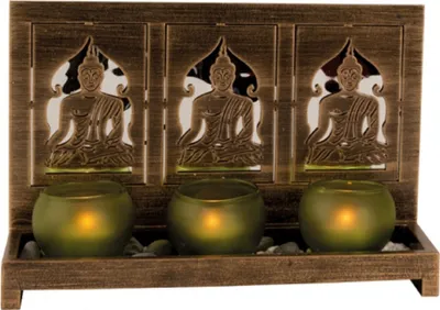 Teelichthalter aus dunklem Holz mit drei Teelichter. Die mittlere Abteilung ist mit 3 Buddha-Figuren