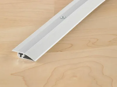 Produktbild von PROLINE Silber 2 Meter PROCOVER Designfloor S Anpassungsprofil, Schraubbares Aluminium System, Höhenverstellbar, Extra Schmales Deckprofil, Einfache Verlegung, Eloxiert, Bodenprofil