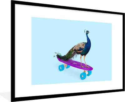 Produktbild von MuchoWow® Gerahmtes Poster Pfau - Blau - Skateboard - Tiere - Lustig 90x60 cm - Poster mit Schwarzem Bilderrahmen Wandposter Rahmen Foto Bilder - Wanddekoration - Fotos