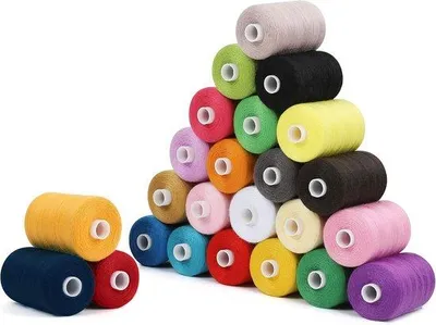 Produktbild von Famanu Nähmaschinen Garnspulen Set in bunten Farben - 6 cm Spulen mit 914 m Garn