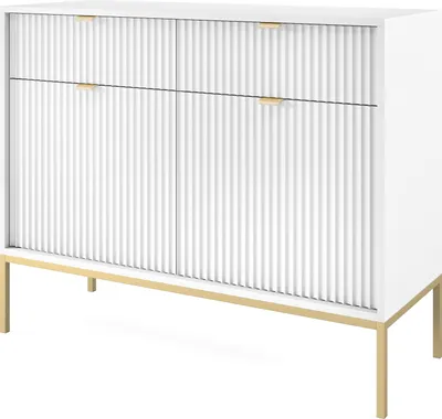 Produktbild von DomoHome | Designová komoda NOVA - barva: bílá, drážkované čelo, 2 dvířka, 2 zásuvky, rozměry: 83x104x39cm, kovové nohy ve zlaté barvě | Univerzální nábytek