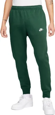 A person wearing Nike Sportswear Club Fleece Jogginghose Herren.
