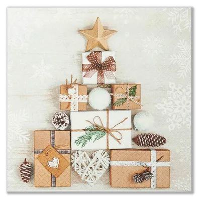 Ein kreatives Arrangement aus Geschenken in Form eines Weihnachtsbaums mit einer goldenen Sternspitze und dekoriert mit Tannenzapfen und Schneeflocken auf einem hellen Hintergrund verleiht dem Bild eine festliche Atmosphäre
