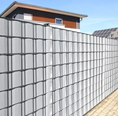 Obrázek produktu pro TRMLBE PVC zahradní zástěna pro soukromí Zahradní plot Neprůhledný pás pro soukromí s 30 kusy upevňovacích klipů pro zahradní plot, balkon, terasu - 65 m x 19 cm Světle šedý