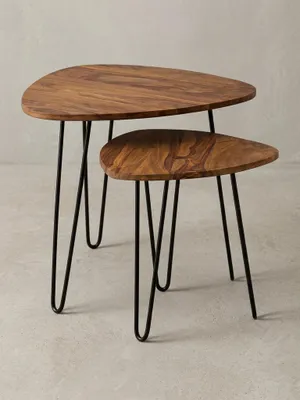 Zweiteiliger Holz Satztisch mit dreieckig abgerundeten Platten und schwarzen Metallbeinen. Der Couchtisch kombiniert warmes Sheeshamholz mit minimalistischem Industrial Design._#sku_BARWL5.659#
