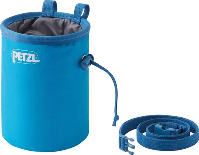 Runder blauer Chalkbag von Petzl mit Kordelzug und abnehmbarem Gurt mit Steckverschluss