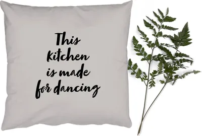 Produktbild von MuchoWow® Zierkissen Sofakissen Wohnzimmer Dekokissen 60x60 cm Zitate - Sprichwörter - Diese Küche ist zum Tanzen gemacht - Sitzfläche - Foto Polster