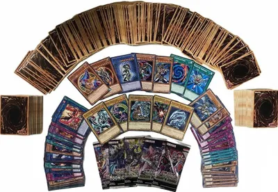 Produktbild von Yu-Gi-Oh! Sammelset – 100 Englische Karten (85 Common / 10 Rare / 5 Holo) + 1x zufälliger aktueller 1st Edition Booster + Heartforcards Versandschutz