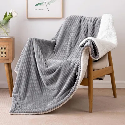 Produktbild von Kuscheldecke Dicke Decke Lammdecke Gestreifte Flauschige Weiche Decke Sofaüberwurf Couchdecke für Bett Sofa Wohnzimmer 150x200cm Grau