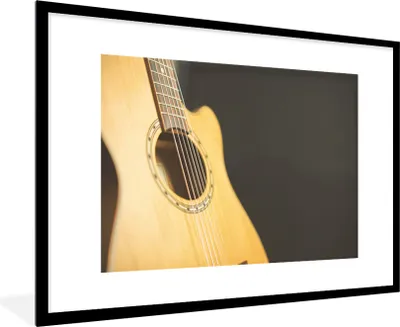 Produktbild von MuchoWow® Gerahmtes Poster Halbseitenansicht einer akustischen Gitarre 90x60 cm - Poster mit Schwarzem Bilderrahmen Wandposter Rahmen Foto Bilder - Wanddekoration - Fotos
