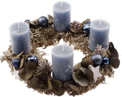 Produktbild von Adventskranz aus Flechtenmoos mit Rustikkerzen saphirblau CreaFlor Home