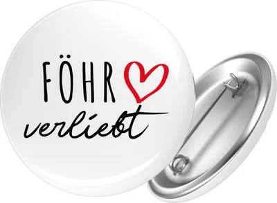 Produktbild von Huuraa Button Föhr verliebt 25mm rund mit Sicherheitsnadel Ansteckbutton Geschenkidee