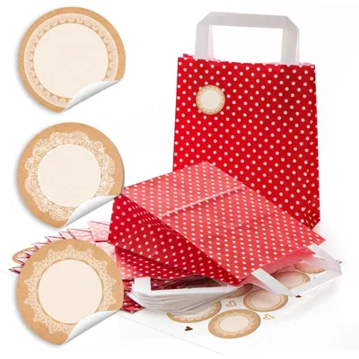 Produktbild von 24 kleine rote Papiertüten Geschenk-Tüte Geschenk-Säckchen 18 x 8 x 22 cm Papiertaschen + 24 Aufkleber SCHÖN DASS DU DA BIST grau HERZ Verpackung Gastgeschenk Mitgebsel Fest Feierzum Beschriften
