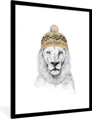 Produktbild von MuchoWow® Gerahmtes Poster Löwe - Mütze - Winter - Weiß 60x80 cm - Poster mit Schwarzem Bilderrahmen Wandposter Rahmen Foto Bilder - Wohnzimmer - Dekorationen - Prämie