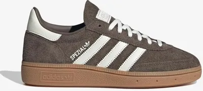 Produktbild von Kaufen Sie den Adidas Handball Spezial Earth Strata Off White Gum bei Kicksshop. Retro-Uni-Sneaker mit Gummisohle und klassischem Handball-Design.