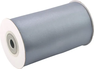 100mm breites, 10m langes, einseitig glänzendes dunkelgraues Satinband auf Rolle. Für Bastelprojekte und Geschenkverpackungen