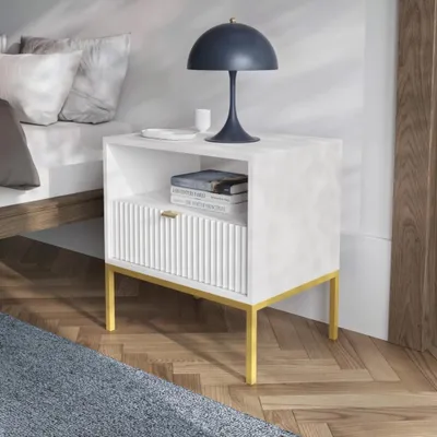 Produktbild von Nachttisch Kioto 54 cm Weiß & Gold – Rillenfront, Goldener Griff, 1 Schublade, Elegant