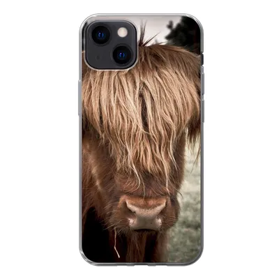 Produktbild von MuchoWow® Handyhülle Schutzhülle Hülle für iPhone 13 Schottischer Highlander - Baum - Gras Silikon Softcase Handy Hülle - Karteninhaber