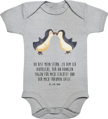 Produktbild von Mr. & Mrs. Panda Babybody Pinguin Liebe 3. - 6. Monat - Heather Grey - Geschenk, Geschenkidee, babykleidung body, Kurzarmbody, Strampler, Hochzeitstag, Verliebt, Freundin