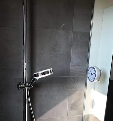Produktbild von Wasserbeständige analoge Badezimmeruhr mit einfacher Befestigung - crème weiß (102 x 55 x 102 mm)