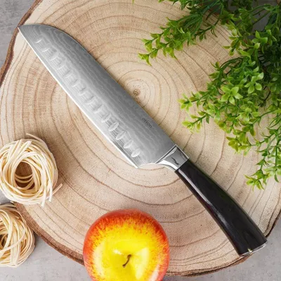 Obrázek produktu pro Šéfkuchařský nůž Santoku s damaškovou ocelí a dřevěnou rukojetí Pakka