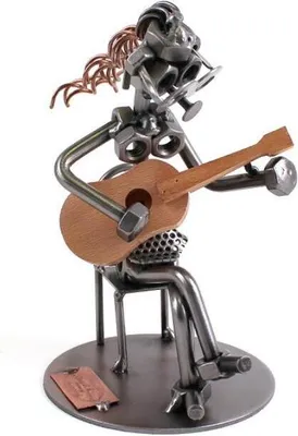 Zdjęcie produktu dla Ręcznie wykonana metalowa figurka gitarzystki z drewnianą gitarą – figurka z śrubek